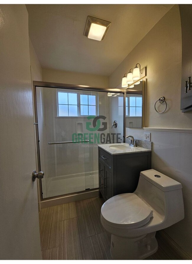 Building Photo - 2 Bedroom 1 Bath Duplex Available NOW in M...