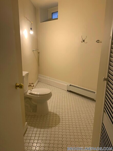 Building Photo - 208 Winthrop Rd