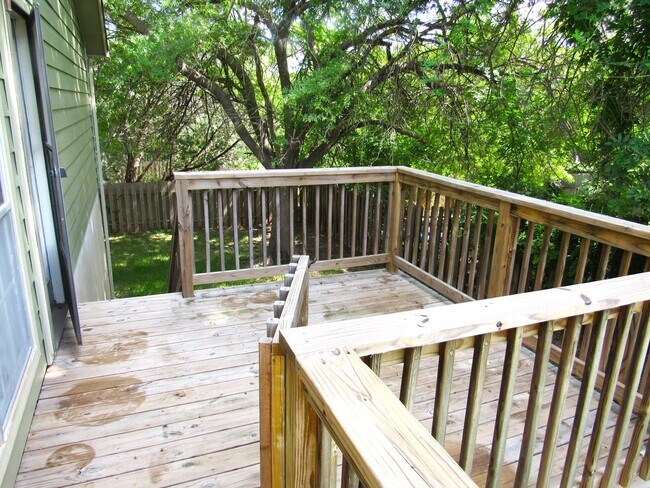 Building Photo - Amazing Lakeway Duplex!