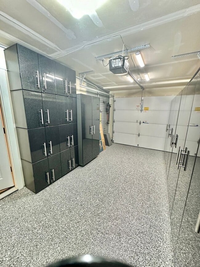 Building Photo - Modern 3 bedroom, 2.5 bathroom Townhome in Mapleleaf!