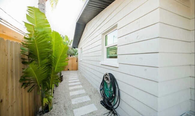 Building Photo - 613 Fern St