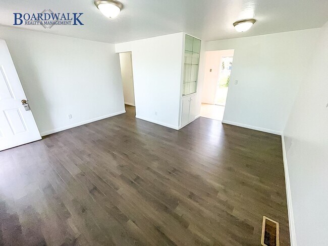 Building Photo - Charming Brick Rambler