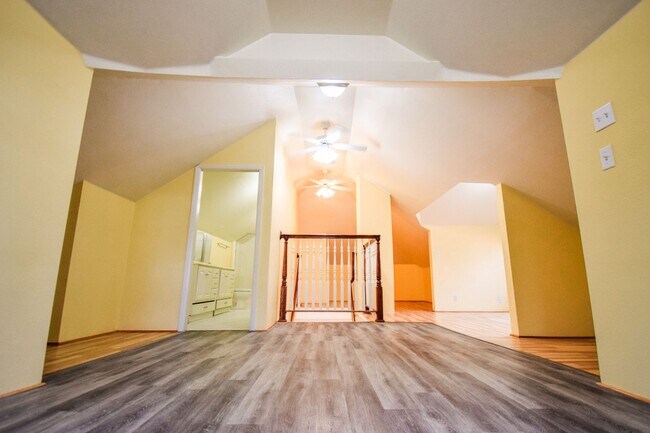 Building Photo - Spacious 4BD/2BA Two-Story Home w/ Fenced Yard & Huge Basement! Pets OK!