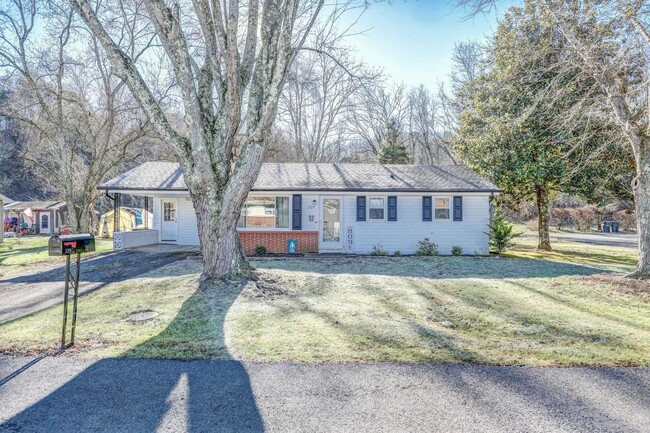 Primary Photo - Adorable Ranch Home