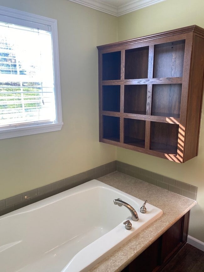 Building Photo - SUBLEASE through May 2026 3 Bedroom 2 Bath-Beautiful Views