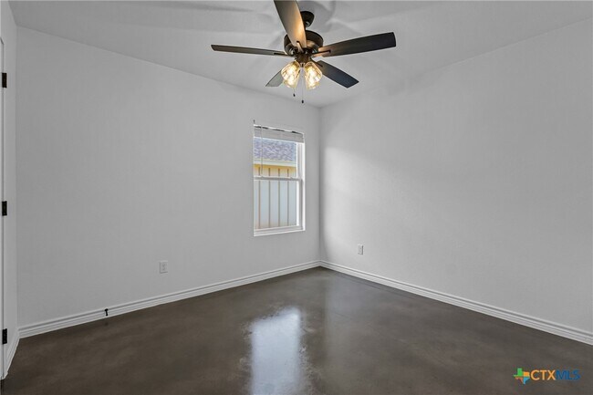 Building Photo - 907 Smoke Tree Ln