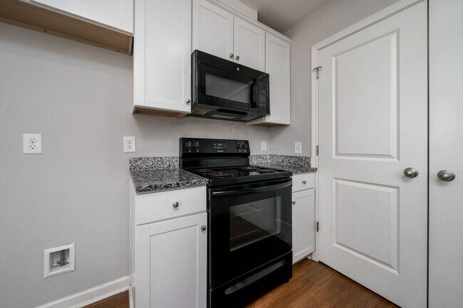 Building Photo - Nice 3 Bed 2 Bath House Available Now! Call to Schedule a Tour!