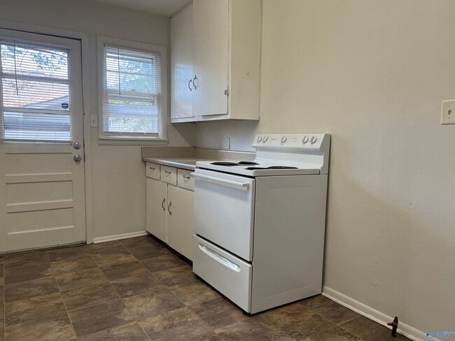 Building Photo - 1322 Oshaughnessy Ave NE
