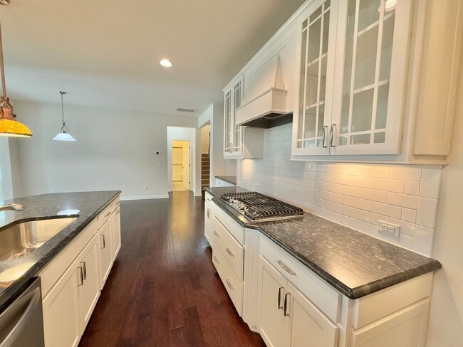 Building Photo - Beautiful 4BD, 3BA House with Bonus Family Room, Large Fenced Backyard, and Finished 2-Car Garage...