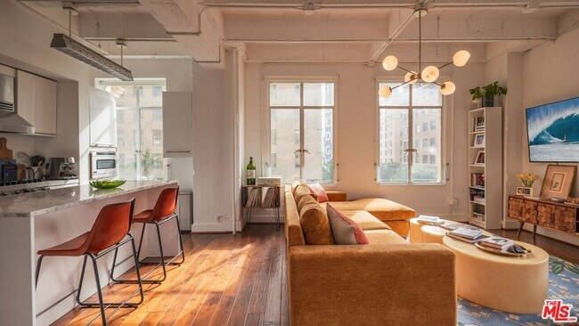 Building Photo - 6253 Hollywood Blvd