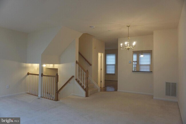 Building Photo - Beautiful Townhouse in Washingtonian Center
