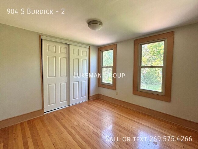 Building Photo - 904 S Burdick-2