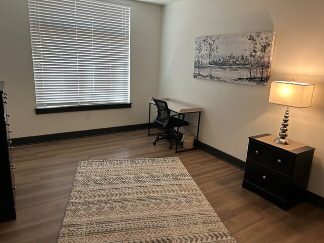 Building Photo - 539 W Trade St