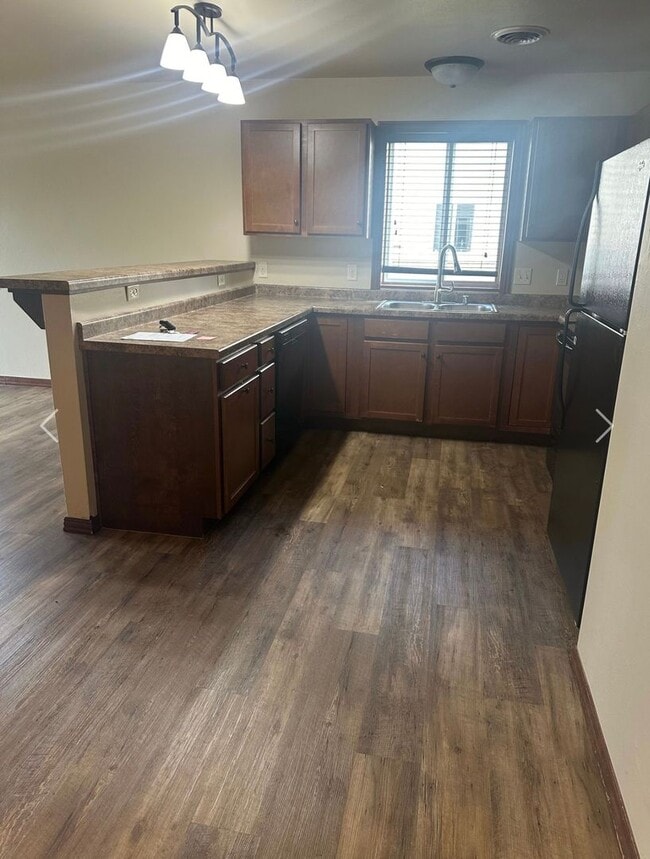 Building Photo - 2 Bedroom, 2 Bathroom Lower Available