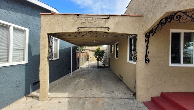Building Photo - Large 3 Bedroom 2 Bath House!