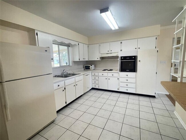 Building Photo - 701 Cypress Pl