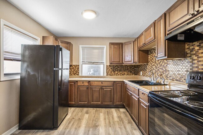 Building Photo - 2 bedroom 1 bath with porch