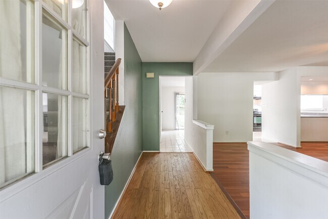 Building Photo - 2203 Riverford Dr