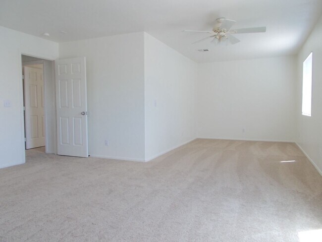 Building Photo - Beautiful 2 Story Home in Northwest!