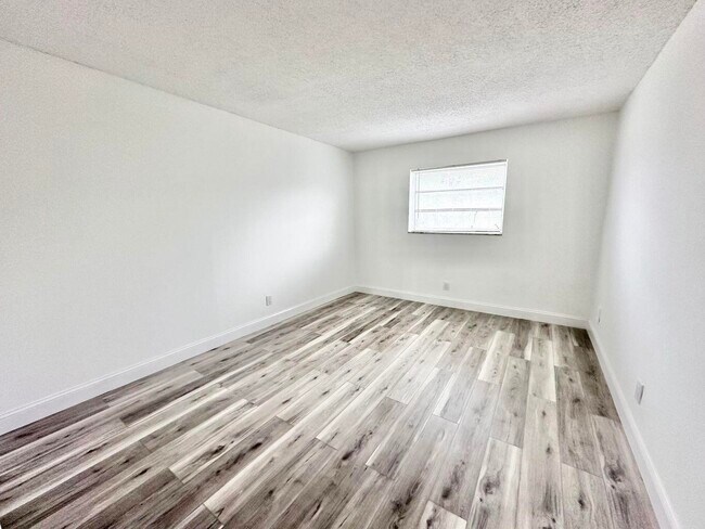 Building Photo - 906 Foresteria Dr