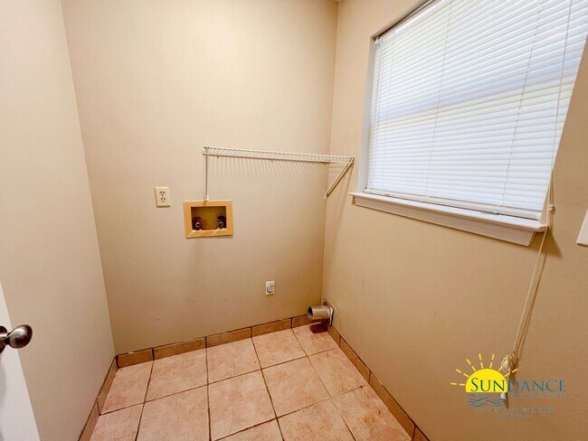 Building Photo - Gorgeous 3 Bedroom Home in Crestview!