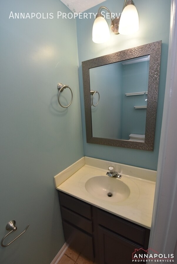 Building Photo - 806 Lilac Ct