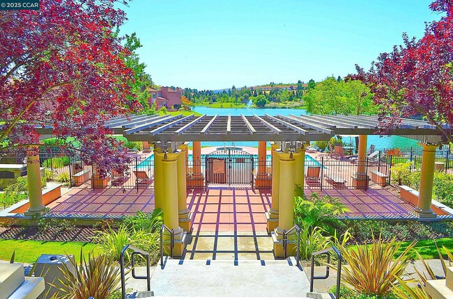 Building Photo - 6198 Lakeview Cir