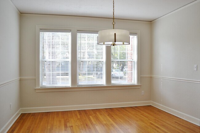 Building Photo - 2264 Myra St