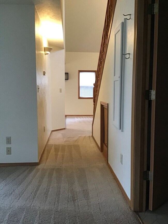 Building Photo - 3012 NE Glacier Way