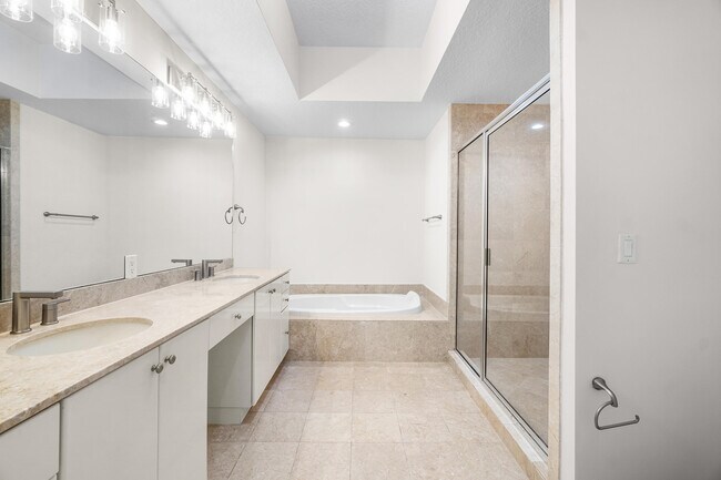 Building Photo - 701 S Olive Ave