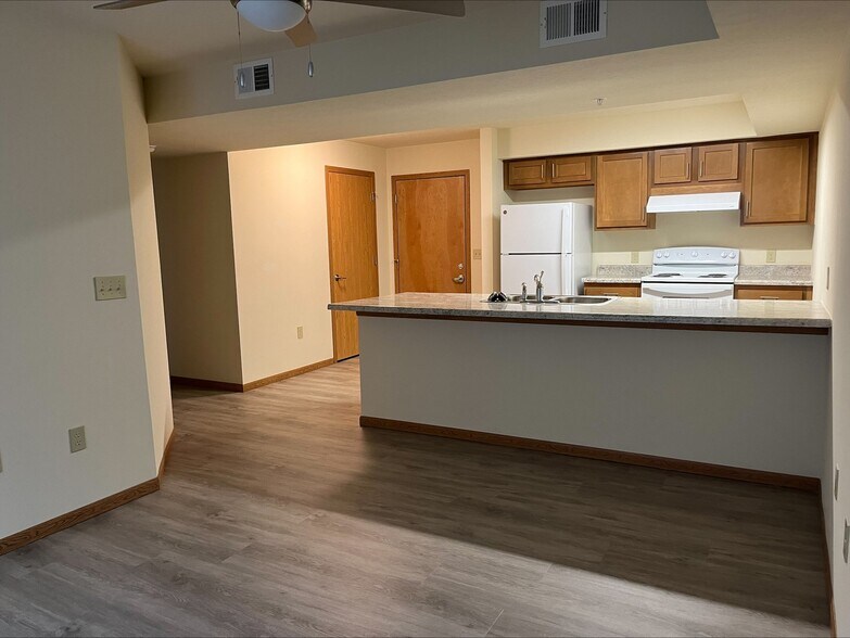 Building Photo - 350 Elk Village Dr