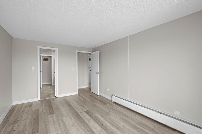 Building Photo - Updated 2-bedroom condo in Denver!