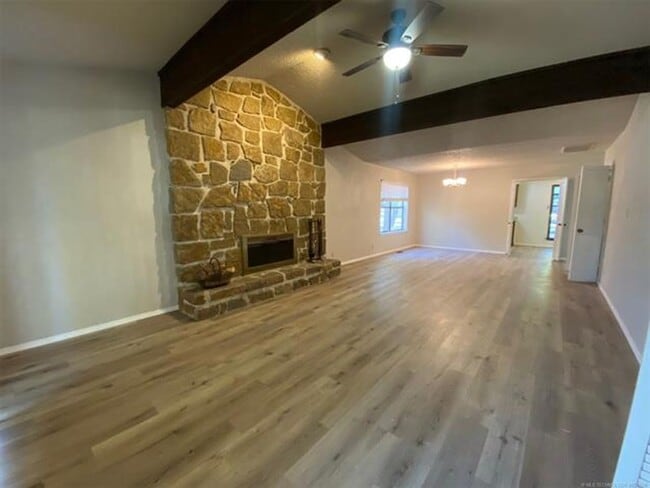 Building Photo - Jenks Schools! This 3 bedroom, 2 bath duplex is located at back of cul-de-sac