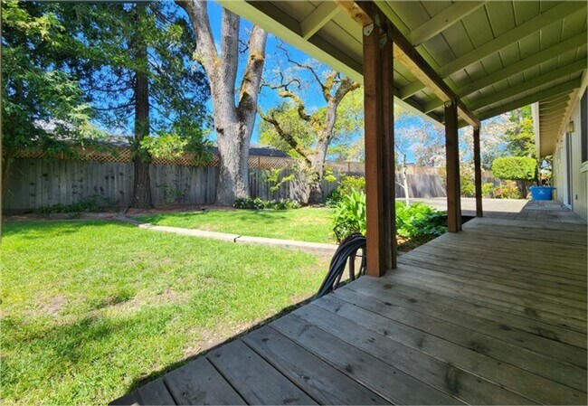 Building Photo - Lovely Bennett Valley Home in a Cul-De-Sac