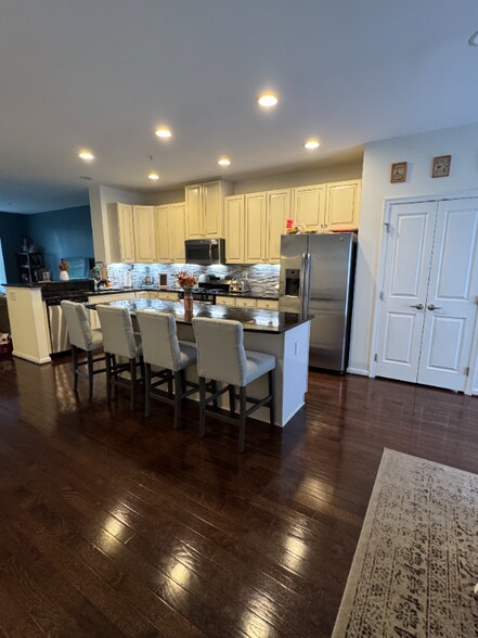 Building Photo - 721 Bender Rd