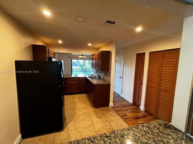 Building Photo - 9829 Riverside Dr