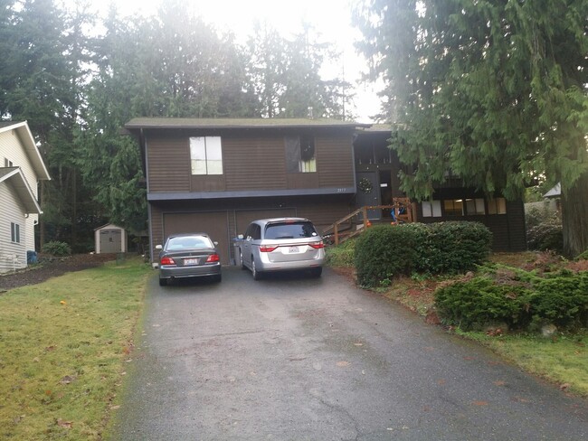 Primary Photo - 2 Bed 2Bath 2,340sqft On Culdesac near gol...