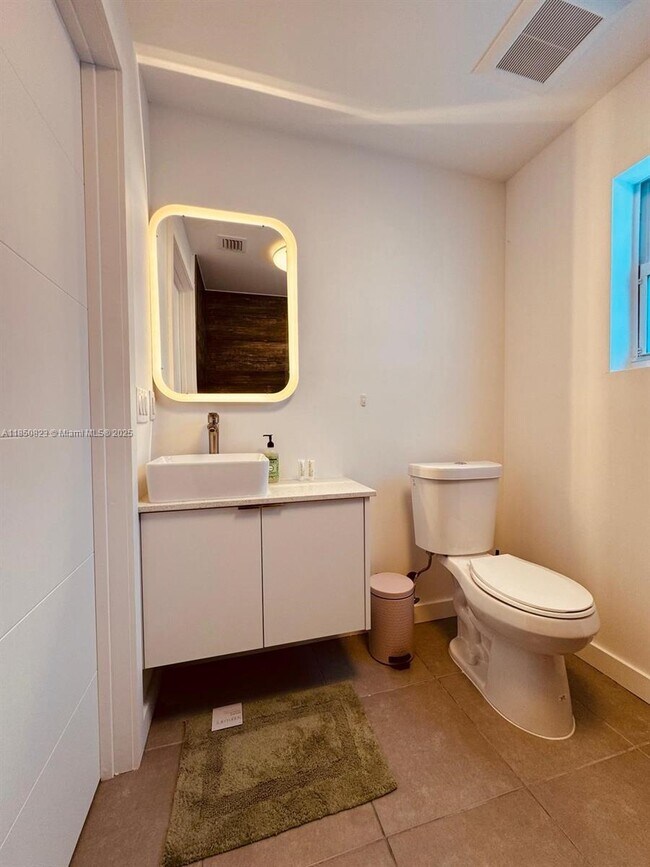 Building Photo - 2 bedroom in Hallandale FL 33009