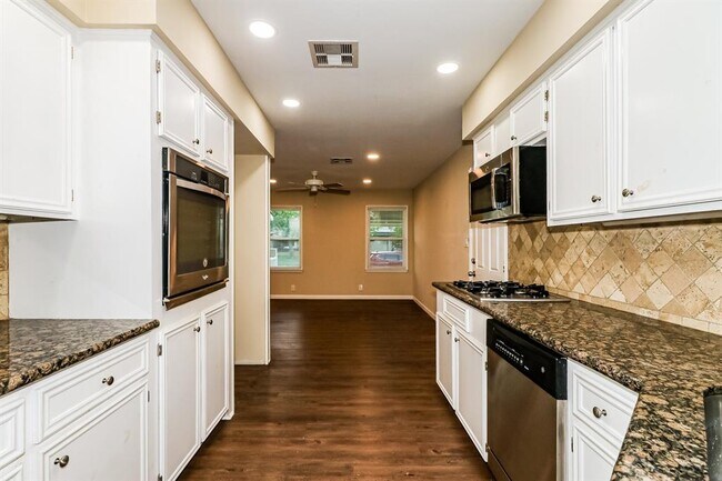 Building Photo - 6910 Cole Creek Dr