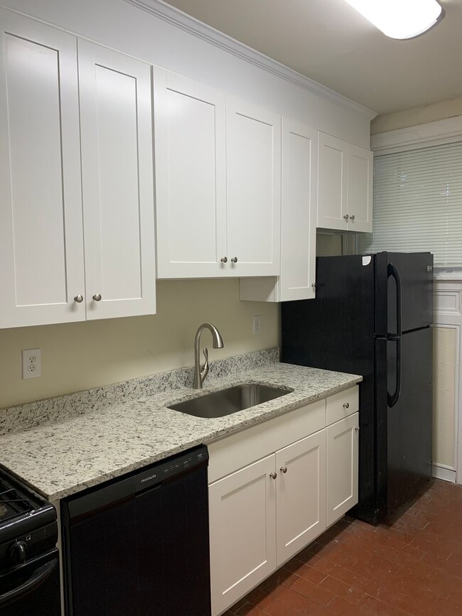 Building Photo - Renovated 4 Bedroom Townhouse! Off Street ...