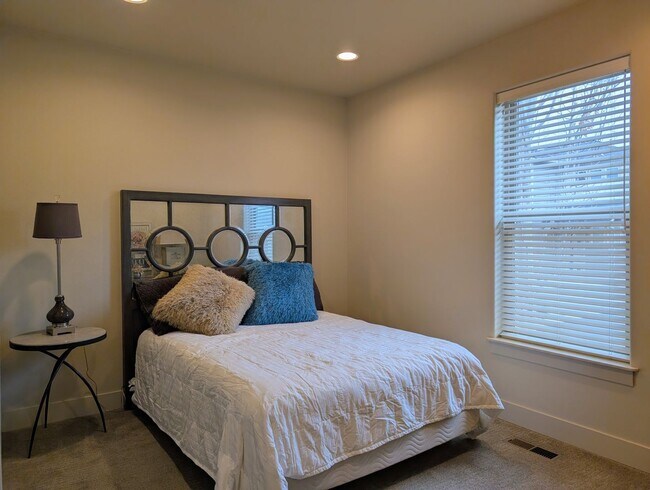 Building Photo - 1712/1714 Danny Boy Ln. Duplex