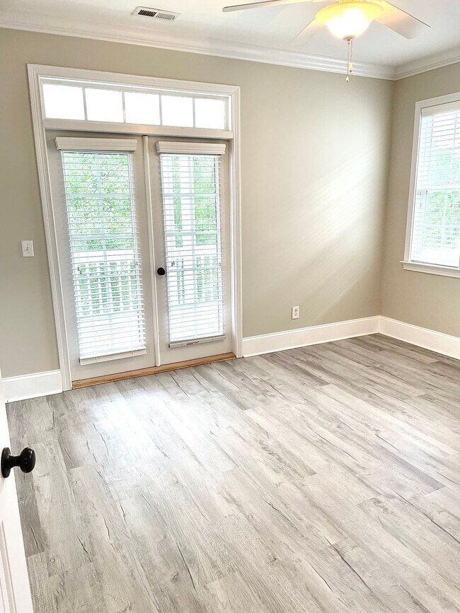 Building Photo - Lakeside Living in Loudon