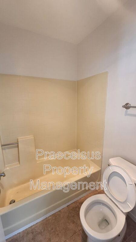 Building Photo - 2023 Lakeridge Cir