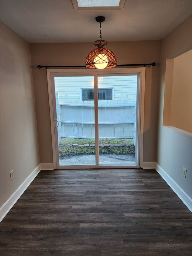 Building Photo - Spacious 2 bedroom 2 bath townhome with walk in closets, fireplace, and washer/ dryer included.