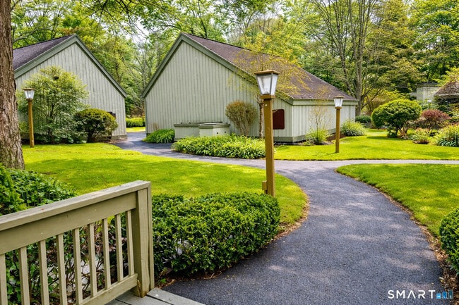 Building Photo - 576 Heritage Vlg