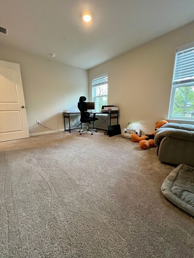 Building Photo - Luxurious 3-Bedroom Townhome in Norristown! Available mid-July!