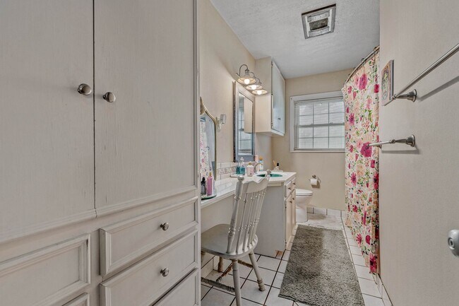Building Photo - AVAILABLE NOW--- 3 Bed, 1.5 Bath in Eastgate