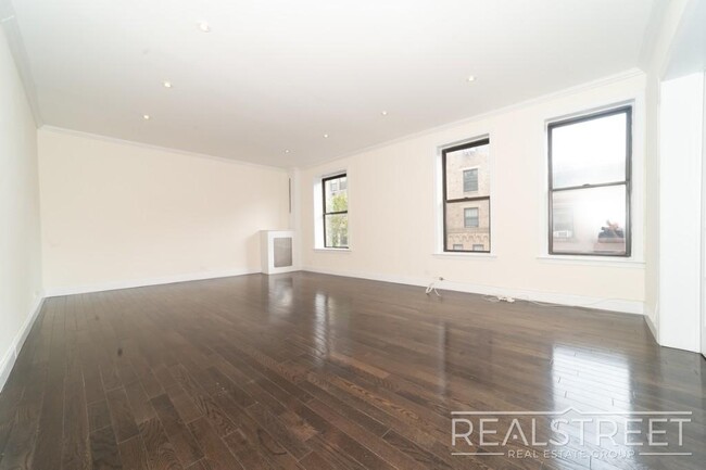 Building Photo - Huge Renovated 3 Bed 2 Bath Classic 6 in B...