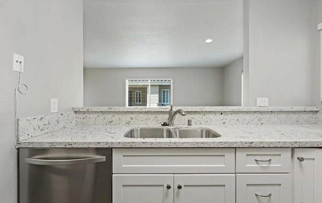 Building Photo - 7565 Charmant Dr