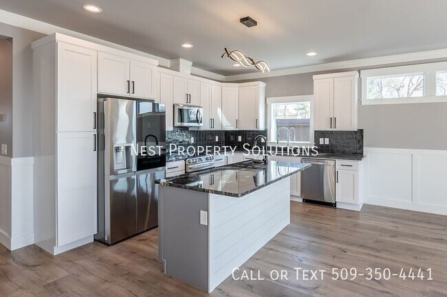 Building Photo - 1213 Rd F .2 NE